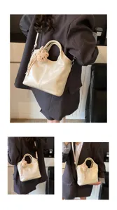 Damen weiche Leder Shopper Tasche, lässige Umhängetasche mit süßem Bären Anhänger.