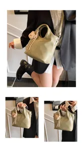 Detailansicht der weichen Ledertasche für Damen mit süßem Bären-Plüschanhänger Charm.
