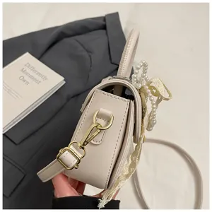 Elegante bolso de hombro tipo silla de montar beige para mujer con abalorio de perlas
