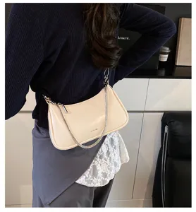 Elegante bolso de hombro de cuero crema suave con cadena elegante para mujer uso diario.