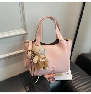 Rosa PU Leder Eimer Tasche mit süßem Bären Anhänger, stylische Freizeithandtasche Damen.