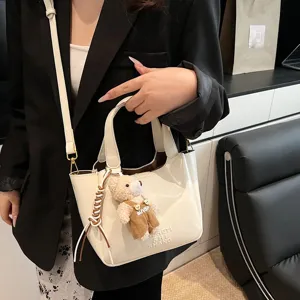 Vintage weiße Handtasche für Damen, schicke Beuteltasche mit süßem Bäranhänger, Umhängetasche.