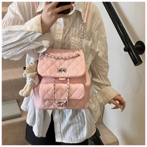 Sac à dos en cuir matelassé rose avec bandoulière chaîne et joli pendentif ours, vue détaillée.