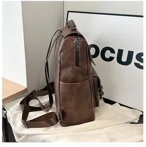 Vue détaillée de sac à dos en cuir souple, grand format sac de voyage pour femmes.
