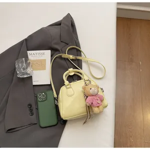 Borsa a tracolla Boston gialla da donna con ciondolo a forma di orsetto e tracolla regolabile