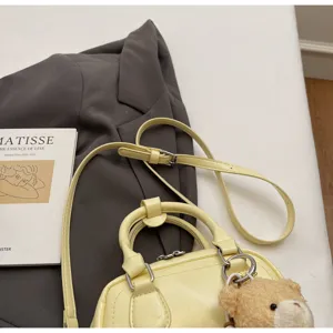 Dettaglio borsa a mano Boston gialla, elegante borsa a spalla e tracolla in pelle PU donna.