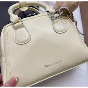 Chic borsa a mano Boston giallo chiaro da donna, borsa a tracolla in pelle PU casual con ciondolo.