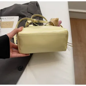 Borsa a mano Boston in pelle PU gialla da donna, borsa a tracolla casual con ciondolo a orsetto.