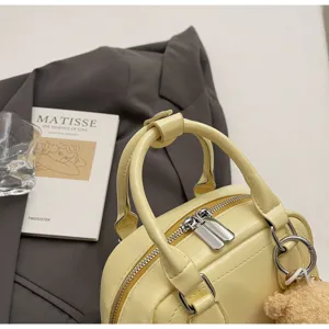 Borsa a mano Boston in pelle PU gialla con ciondolo orsetto di peluche, borsa a tracolla chic.