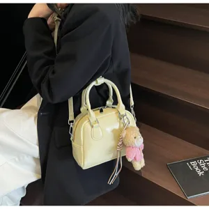 Borsa Boston in pelle verniciata gialla, borsa a spalla casual da donna con simpatico orsetto.