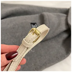 Detailansicht des weißen PU-Leder-Taschenriemens mit Goldschnalle und feiner Textur.