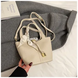 Beige Eimer Handtasche für Damen, stilvolle PU-Leder Umhängetasche mit Griff und Schal.