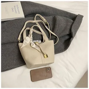 Beige Eimer Handtasche mit Schulterriemen und Schloss Detail, stilvolle Umhängetasche.