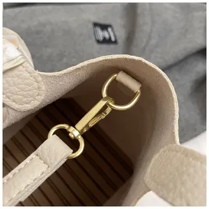 Beige Leder Handtasche Innendetail, Gold Metall Verschluss, schicke Umhängetasche.