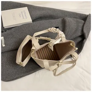 Schicke beigefarbene Leder Eimer Tasche mit Henkelschal und kleiner Tasche fur den Alltag.