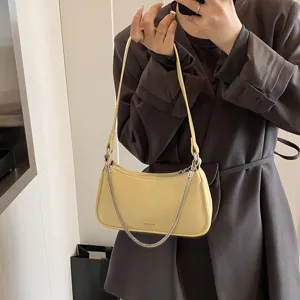 Elegante bolso de hombro amarillo de cuero suave para mujer con cadena de metal bolso diario