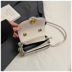 Detalle en primer plano del bolso bandolera elegante con cierre metálico y bolsillo tejido.
