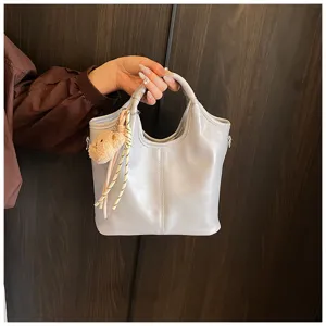 Graue Handtasche Detail aus Weichleder, lässige Tote Bag mit Bärenanhänger für Damen Alltag.