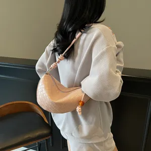 Roze geweven leren schoudertas voor dames, stijlvolle hobo handtas met geknoopt hengselstuk.