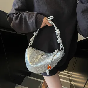 Zilveren geweven schoudertas voor dames, retro elegante crossbody tas en modieuze tas.