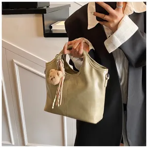 Weiche Leder Tote Tasche Detailansicht mit elegantem Griffdesign und Bären Anhänger