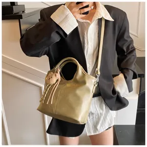 Weiche Leder Umhängetasche für Damen mit Bär Anhänger, lässige Handtasche für Alltag.