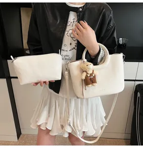 Weiße PU-Leder Handtasche Umhängetasche Set mit geflochtenem Griff und süßem Bärenanhänger.