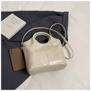Minimalistische weiche Leder Umhängetasche Detailansicht, vielseitige Damen Handtasche.