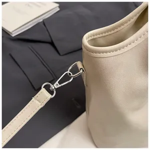 Detailansicht des beige weichen Leder-Umhängetaschenriemens mit silberner Metall-Hardware.