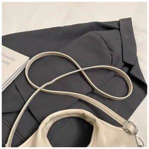 Moderne Detailaufnahme einer weichen Umhängetasche aus Leder mit verstellbarem Gurt.