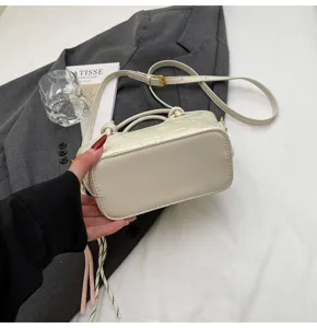 Retro casual women's bucket bag, minimalist textured design, stylish shoulder handbag.