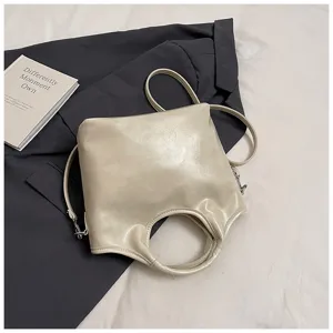 Weiche Leder Beigefarbene Handtasche Griff und Riemen Detail zeigt feine Textur und modernes Design.