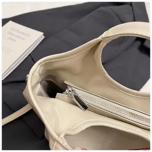 Detailansicht der weichen Damentragetasche aus Leder mit Reissverschluss und geraeumigem Innenraum.