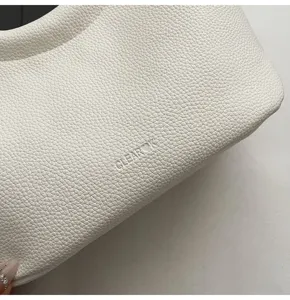 Nahaufnahme der weißen strukturierten Lederhandtasche mit feiner Narbenleder-Verarbeitung.