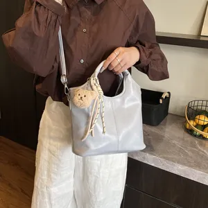 Damen große Kapazität weiches Leder Tote Bag, lässige Umhängetasche mit süßem Bärenanhänger.
