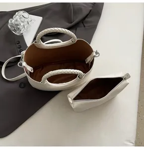 Weisse PU Leder Handtasche mit geflochtenen Griffen und passender Tasche fuer Damen Mode Accessoire