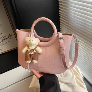 Damen PU Leder Handtasche Stilvoll Schick Geflochtener Griff Umhängetasche Täglicher Weg zur Arbeit Handtasche Mit Bärenanhänger