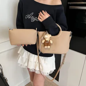 Schickes PU Leder Umhängetasche Set mit süßem Bär Anhänger und Kosmetiktasche für Damen.