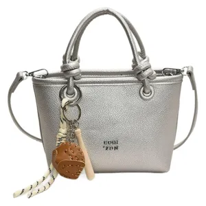 Borsa a mano in pelle argentata con manici, tracolla e grazioso ciondolo da baseball.