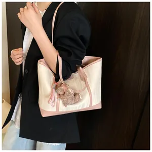 Detailansicht der stilvollen Colorblock-Großraum-Totetasche aus weichem Leder für Damen