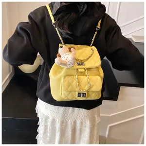 Sac a dos mini matelasse jaune elegant pour femme avec chaines et fermoir tournant chic.