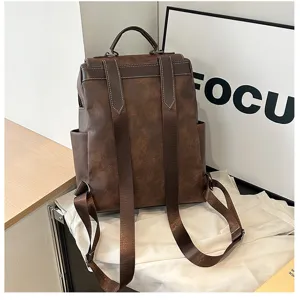 Vue détaillée du sac à dos vintage en cuir souple marron, montrant les bretelles robustes.
