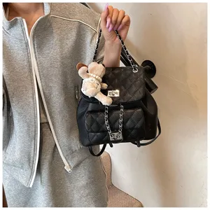 Mini sac à dos matelassé noir style coréen avec chaîne et pendentif ours mignon pour femmes.