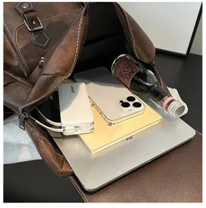 Vue intérieure détaillée du sac à dos rétro en cuir PU marron montrant une grande capacité.