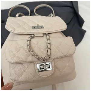 Vue detaillee du mini sac a dos matelasse a chaine, sac chic en cuir PU pour femmes elegant.