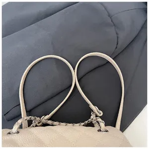 Vue detaillee du rabat du mini sac a dos matelasse pour femme avec chaine en cuir chic