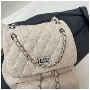 Sac à dos en cuir matelassé beige avec bretelles en chaîne mode chic décontracté femme