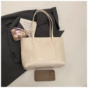 Detailansicht der großen, weichen Ledertasche Schultertasche mit süßem Plüschanhänger.