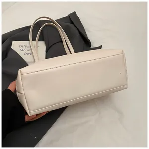 Nahaufnahme des minimalistischen PU-Leder-Einkaufstaschengriffs mit feiner Nahtdetail.