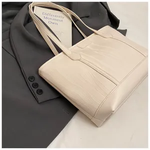 Cremeweiße weiche Leder-Tasche Detail, stilvolles Wellen-Muster Design, lässige Schultertasche.